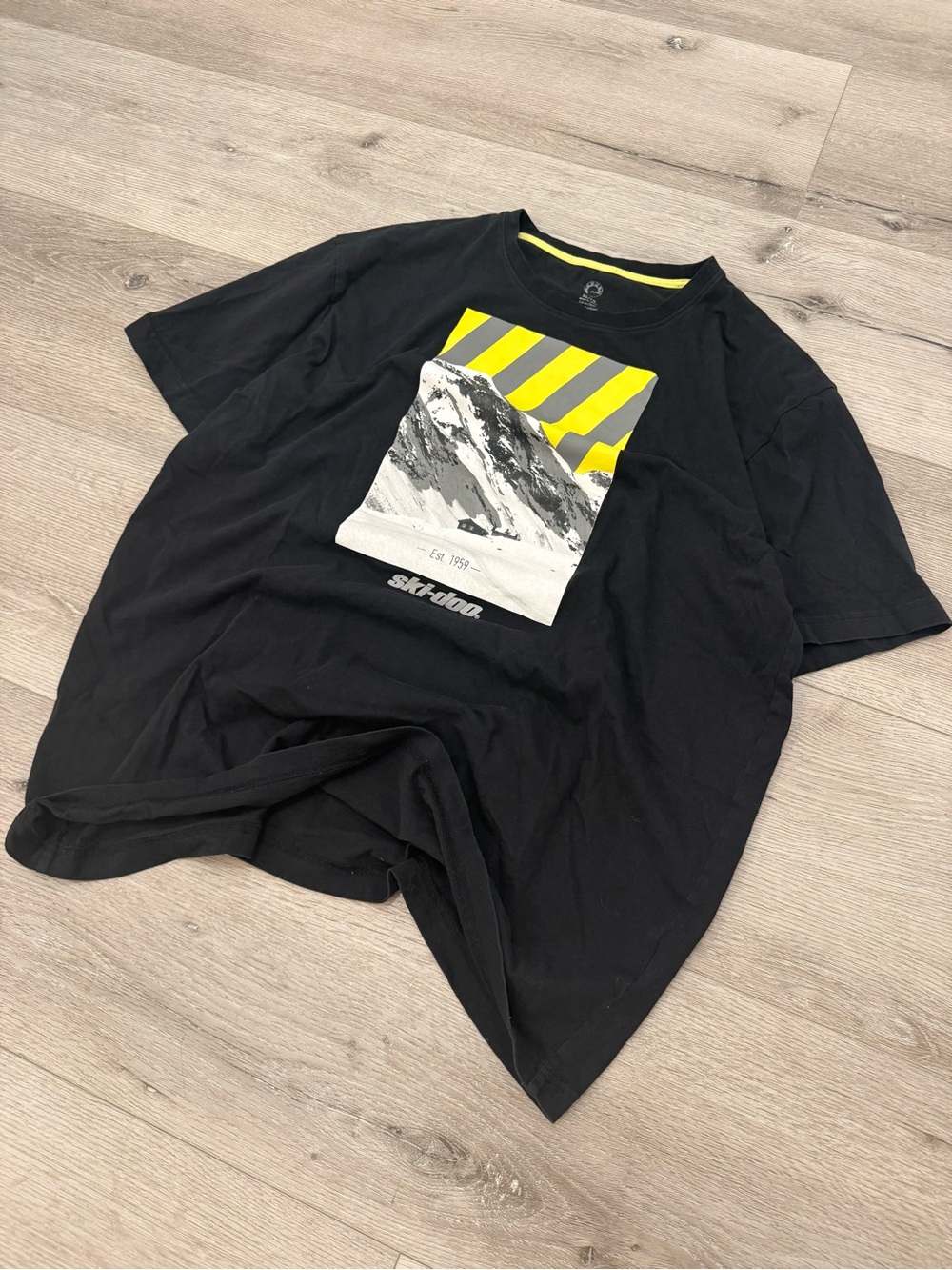 Ski-Doo XL T-Shirt Black Yellow Graphic Mountain Snowmobile Est. 1959